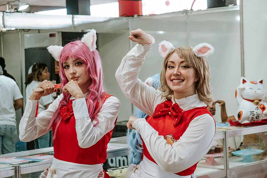 Atendentes em trajes de maid em um café temático